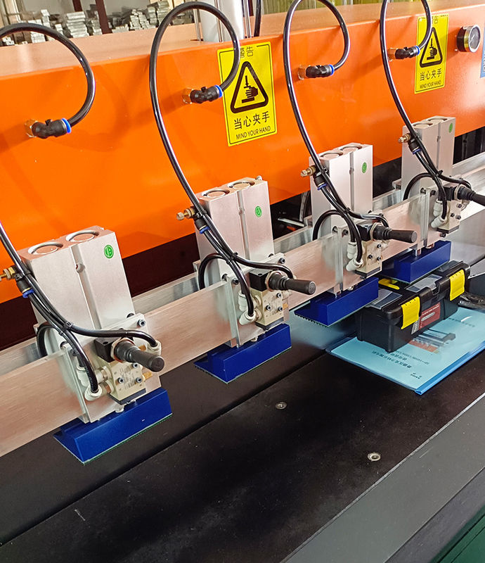 Urządzenie do polerowania akrylu Produkt 1350 mm Obszar roboczy Diamentowa polerka do płyt akrylowych