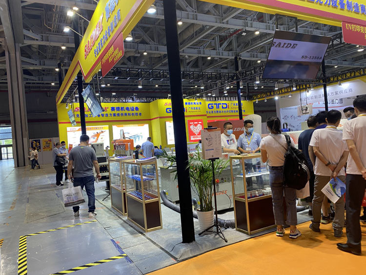 Maszyna do polerowania bez płomienia Producent maszyn Dongguan Nowy Typ Horyzontalnej Elektrycznej Maszyny do Polerowania Diamentów Do Plexiglasu